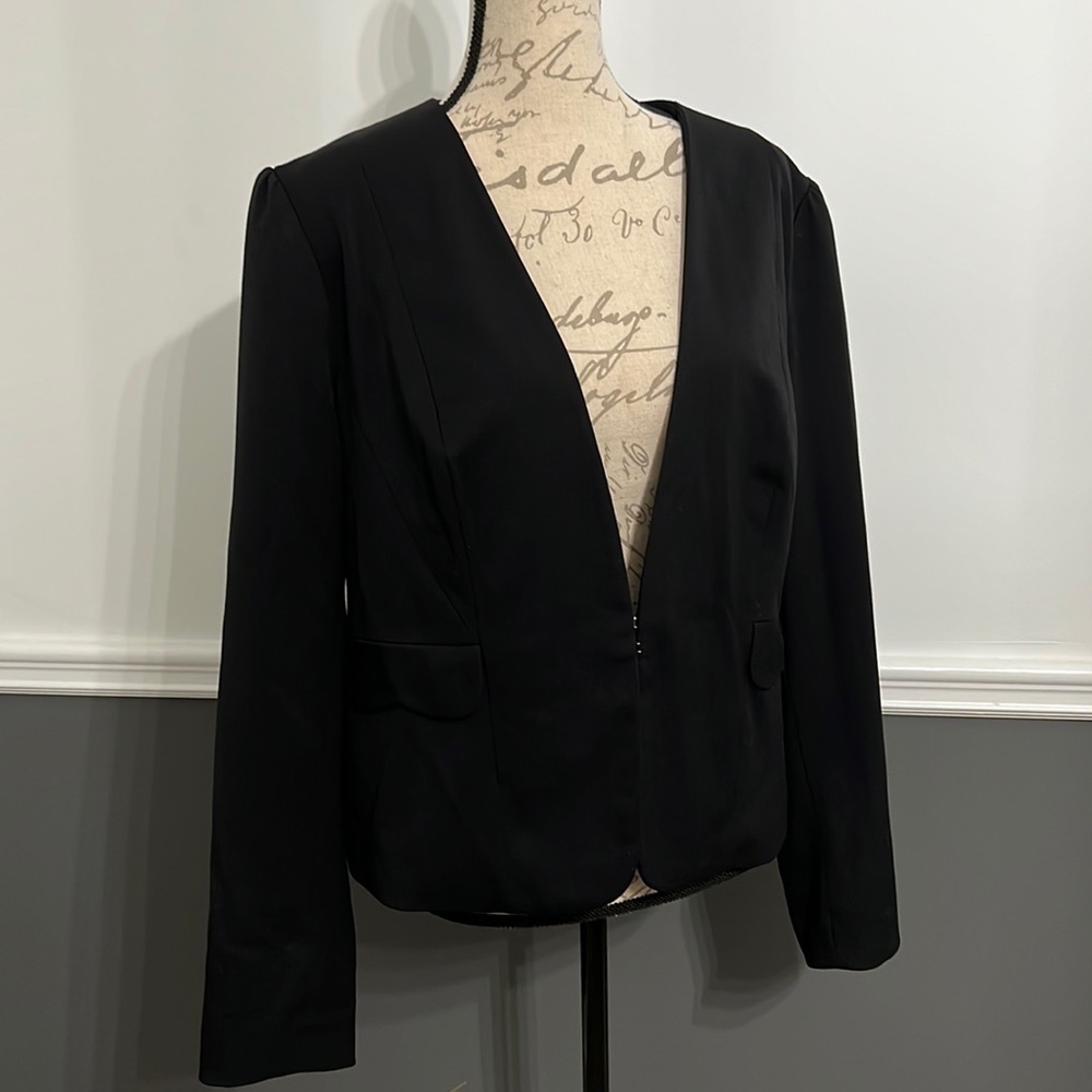 Elle Blazer 16 Black Long Sleeve design on the back with hook buttons